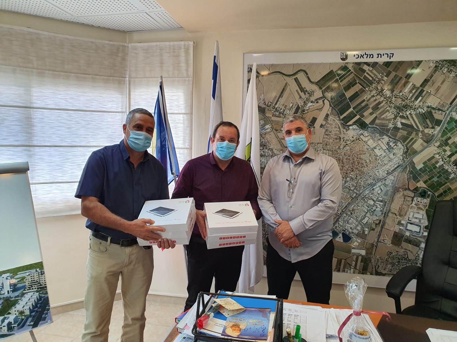 חלוקה דרך הנהלת בתי ספר - במכרז אבי חדד מנהל בית הספר הראל