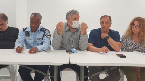 ראש העיר בישיבת חירום.jpeg