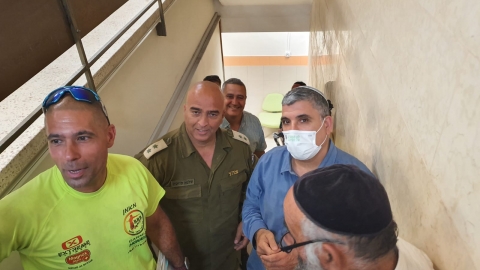 ראש העיר בעת אזעקה בעירייה עם סאל סויסה.jpeg