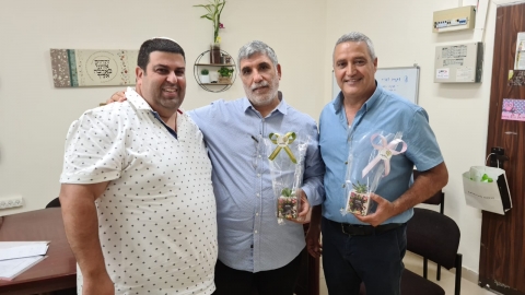ראש העיר עם מנהל התיכון ומנהל אגף החינוך.jpeg