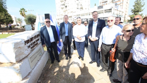 מימין בני משפחת שמיר מיקי זוהר אליהו זוהר עודד פורר שמואל חייק.jpeg