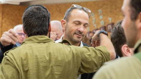האב גלעד יעבץ עם לוחם מגלן.jpg