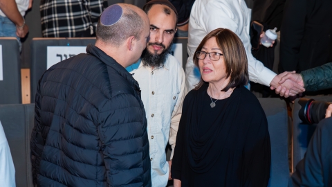 בנט עם משפחת נתן.jpg